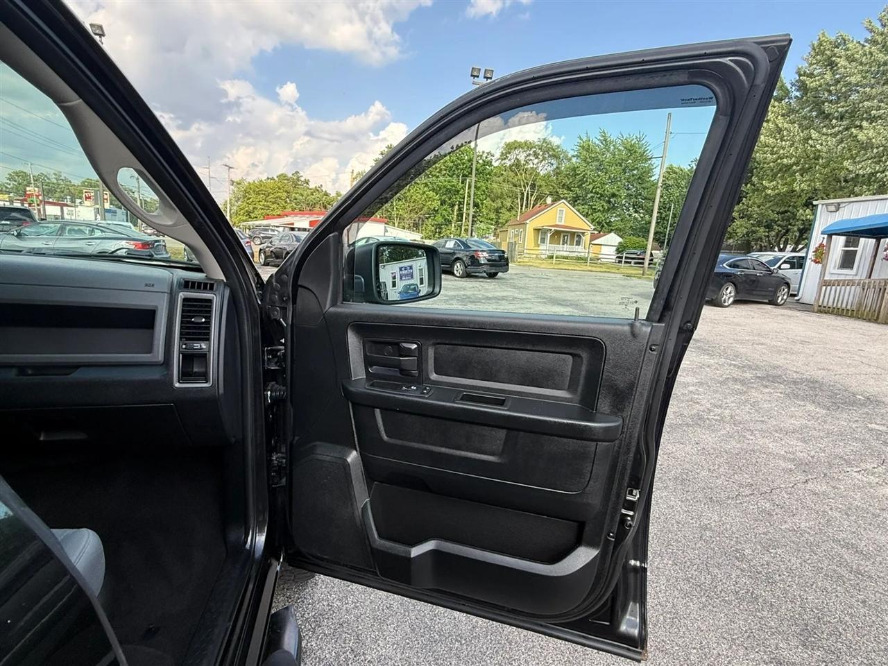 RAM 1500 Tradesman Quad Cab 4WD 2017
