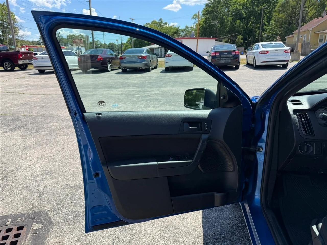 Ford Focus SE Sedan 2010