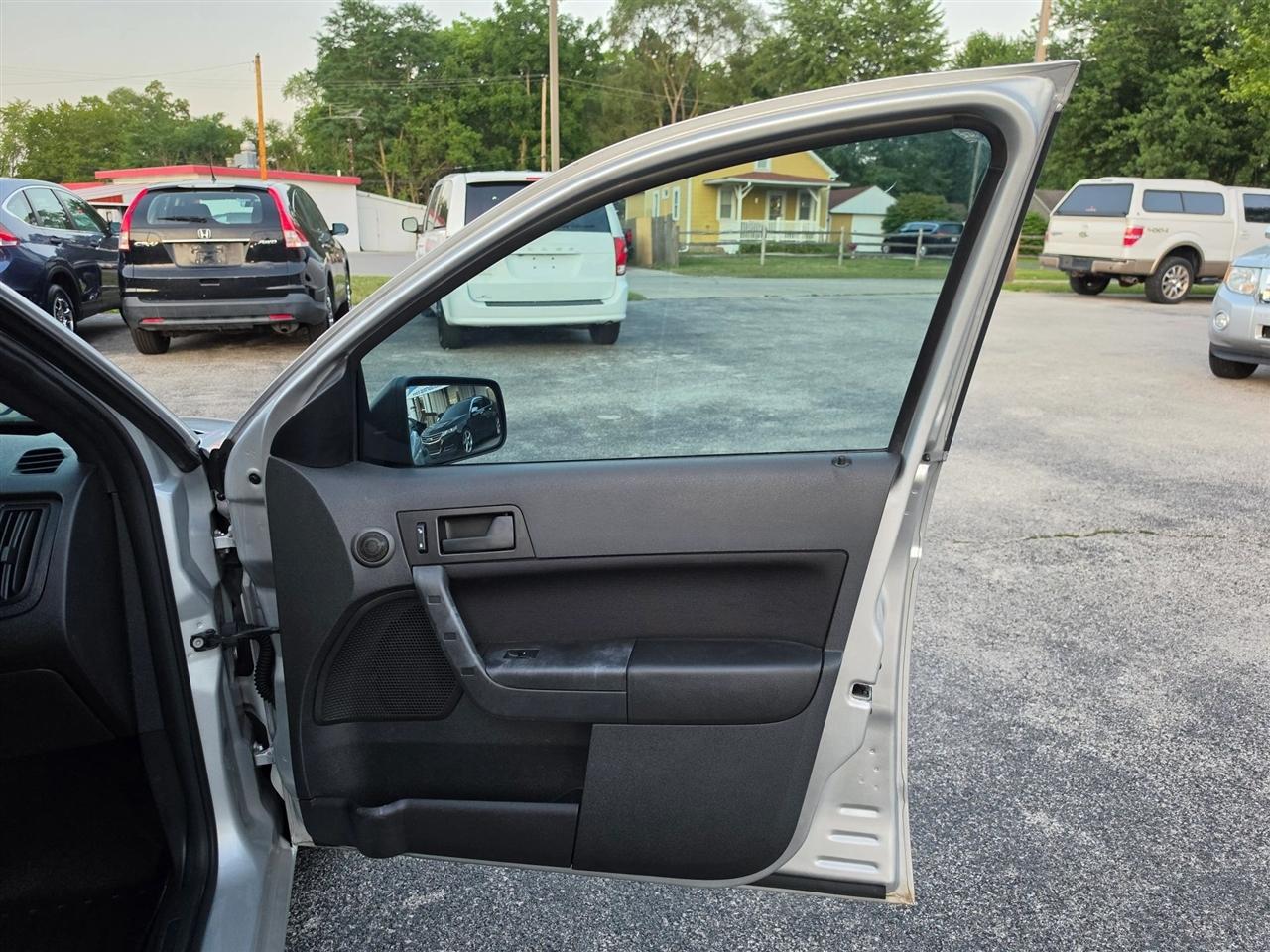 Ford Focus SE Sedan 2010