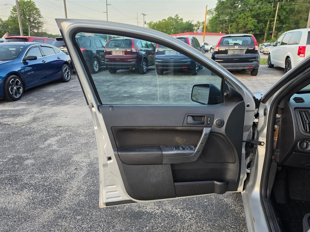 Ford Focus SE Sedan 2010
