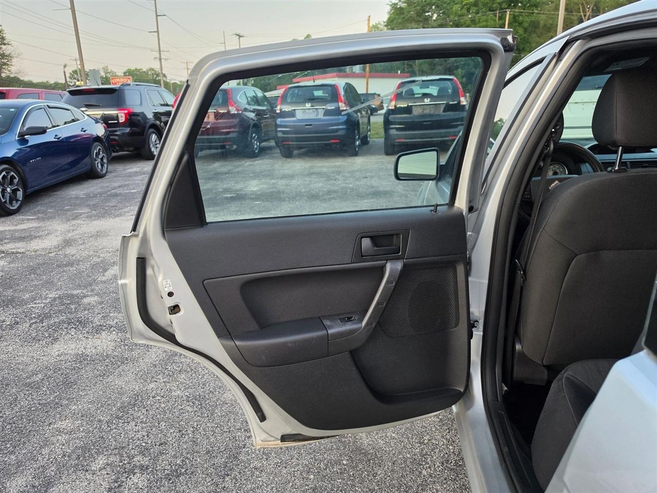 Ford Focus SE Sedan 2010