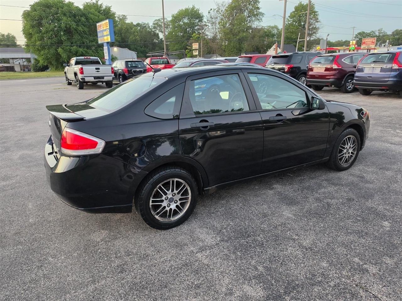 Ford Focus SE Sedan 2010