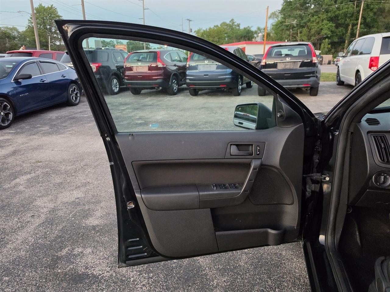 Ford Focus SE Sedan 2010