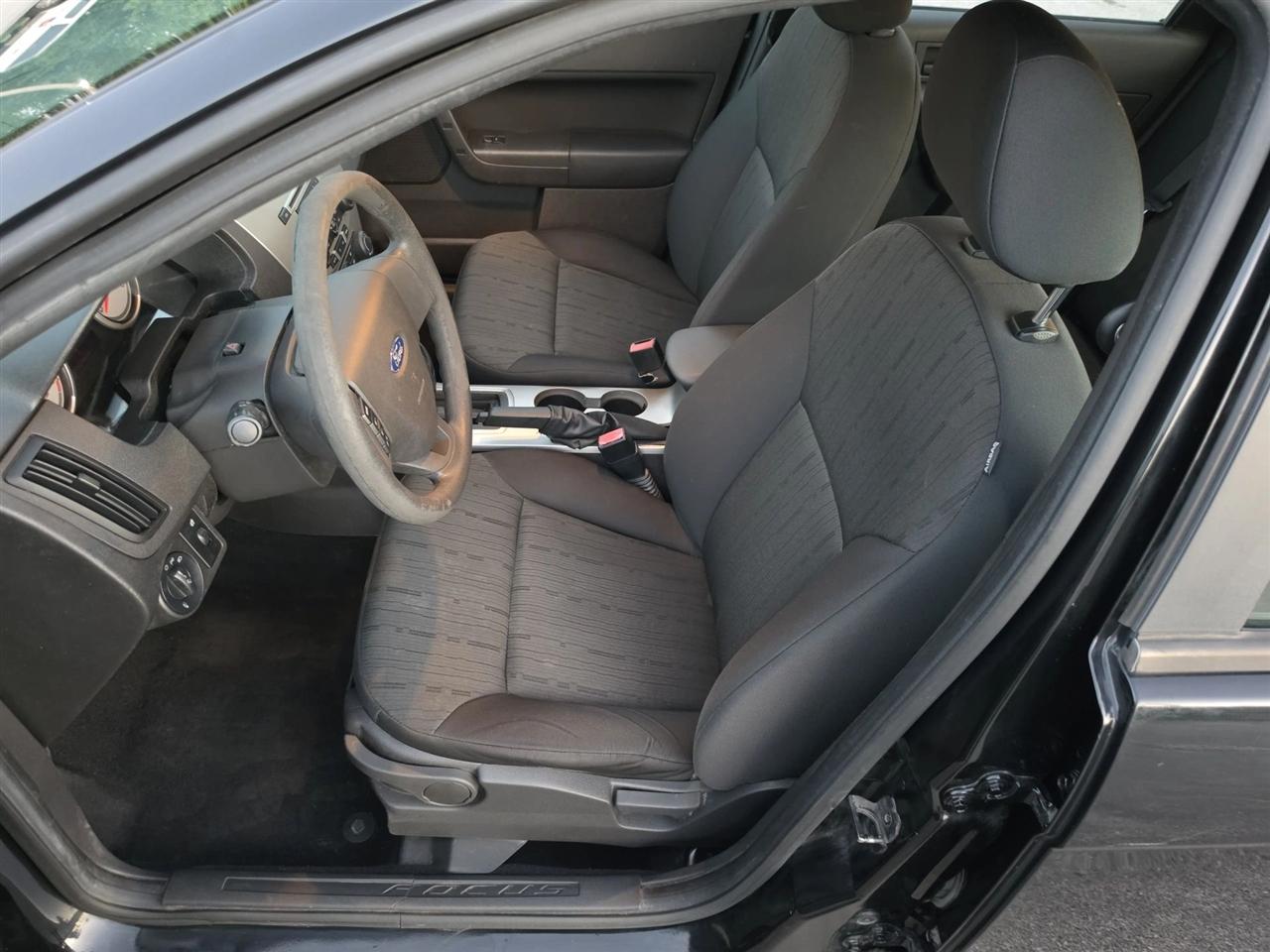 Ford Focus SE Sedan 2010