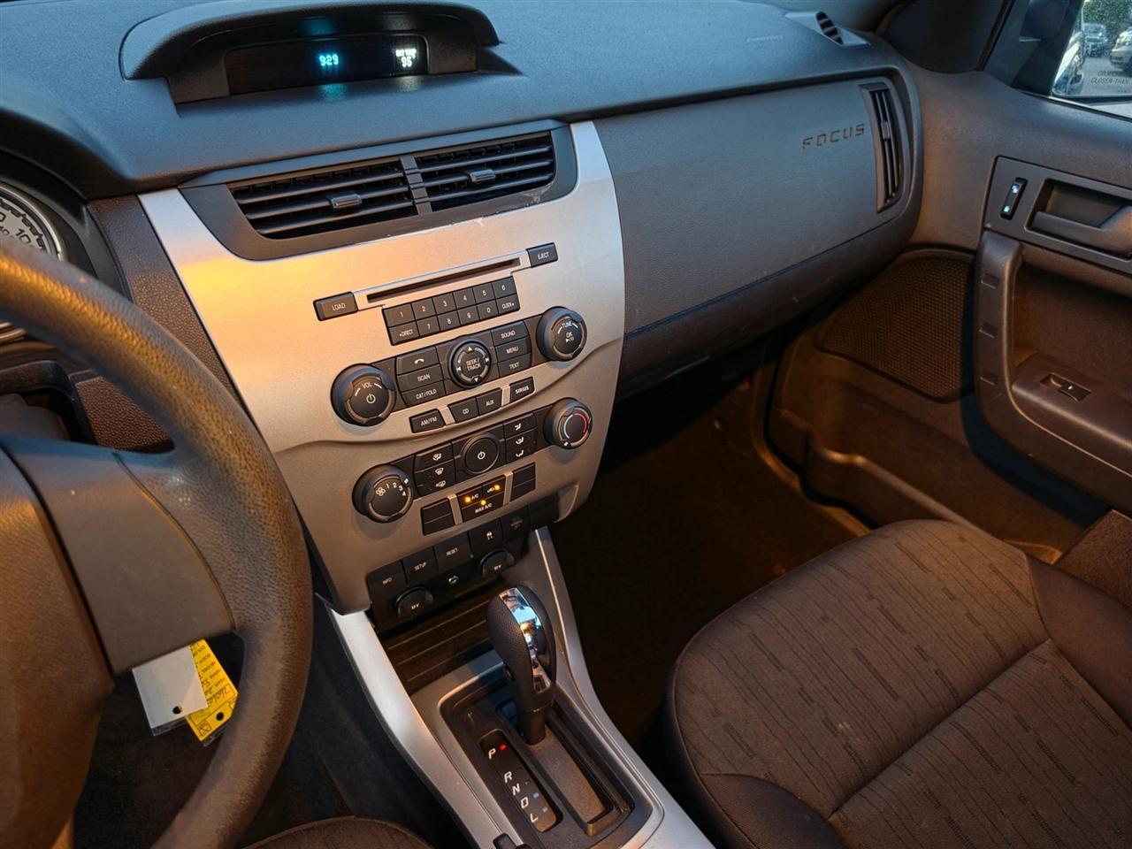 Ford Focus SE Sedan 2010