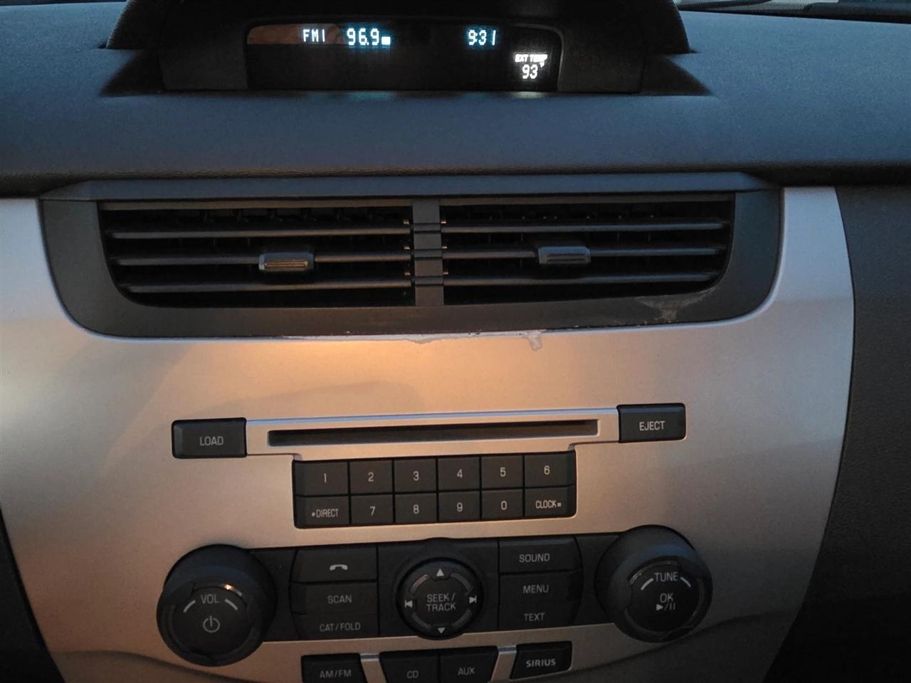 Ford Focus SE Sedan 2010
