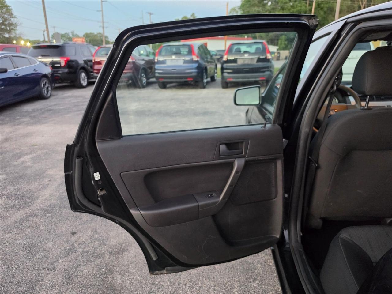 Ford Focus SE Sedan 2010
