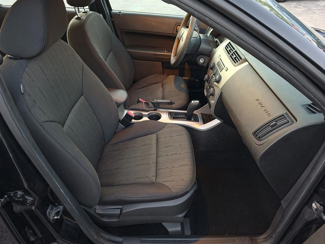 Ford Focus SE Sedan 2010