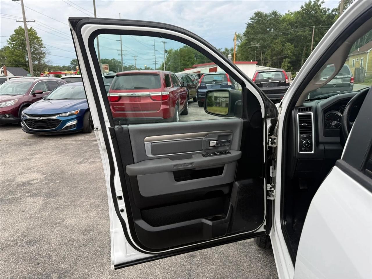 RAM 1500 SLT Crew Cab SWB 4WD 2016