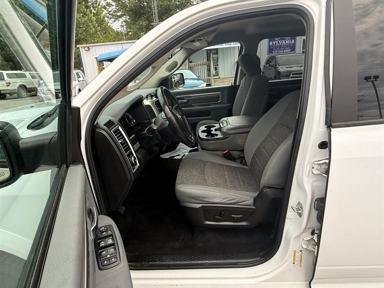 RAM 1500 SLT Crew Cab SWB 4WD 2016