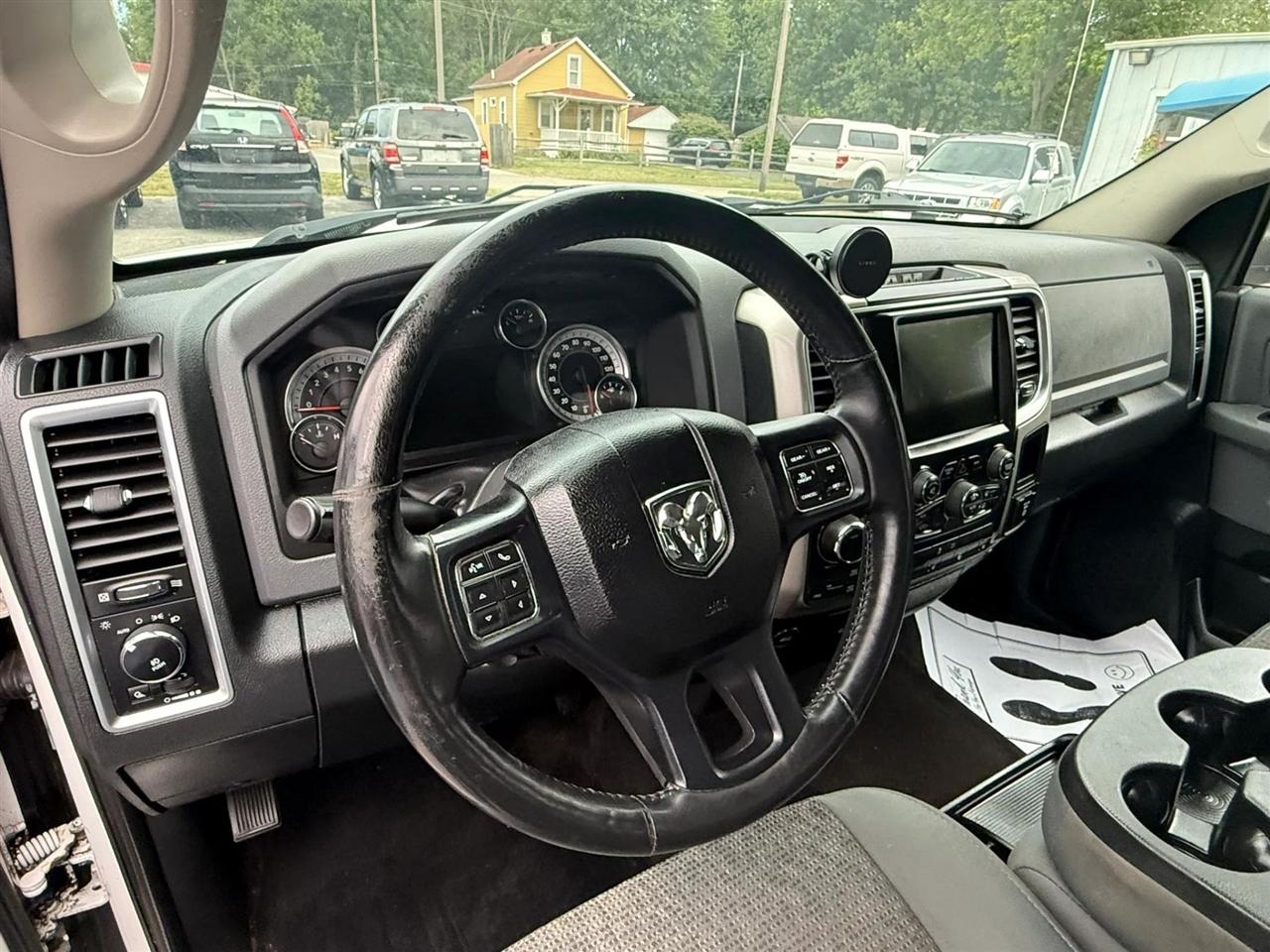 RAM 1500 SLT Crew Cab SWB 4WD 2016