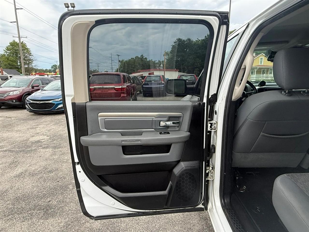 RAM 1500 SLT Crew Cab SWB 4WD 2016