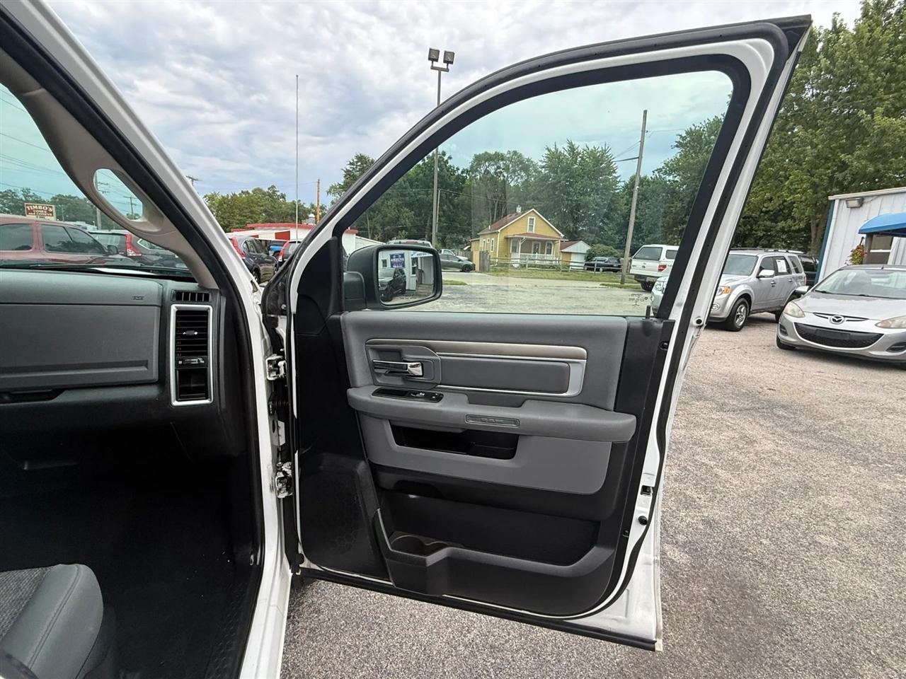 RAM 1500 SLT Crew Cab SWB 4WD 2016