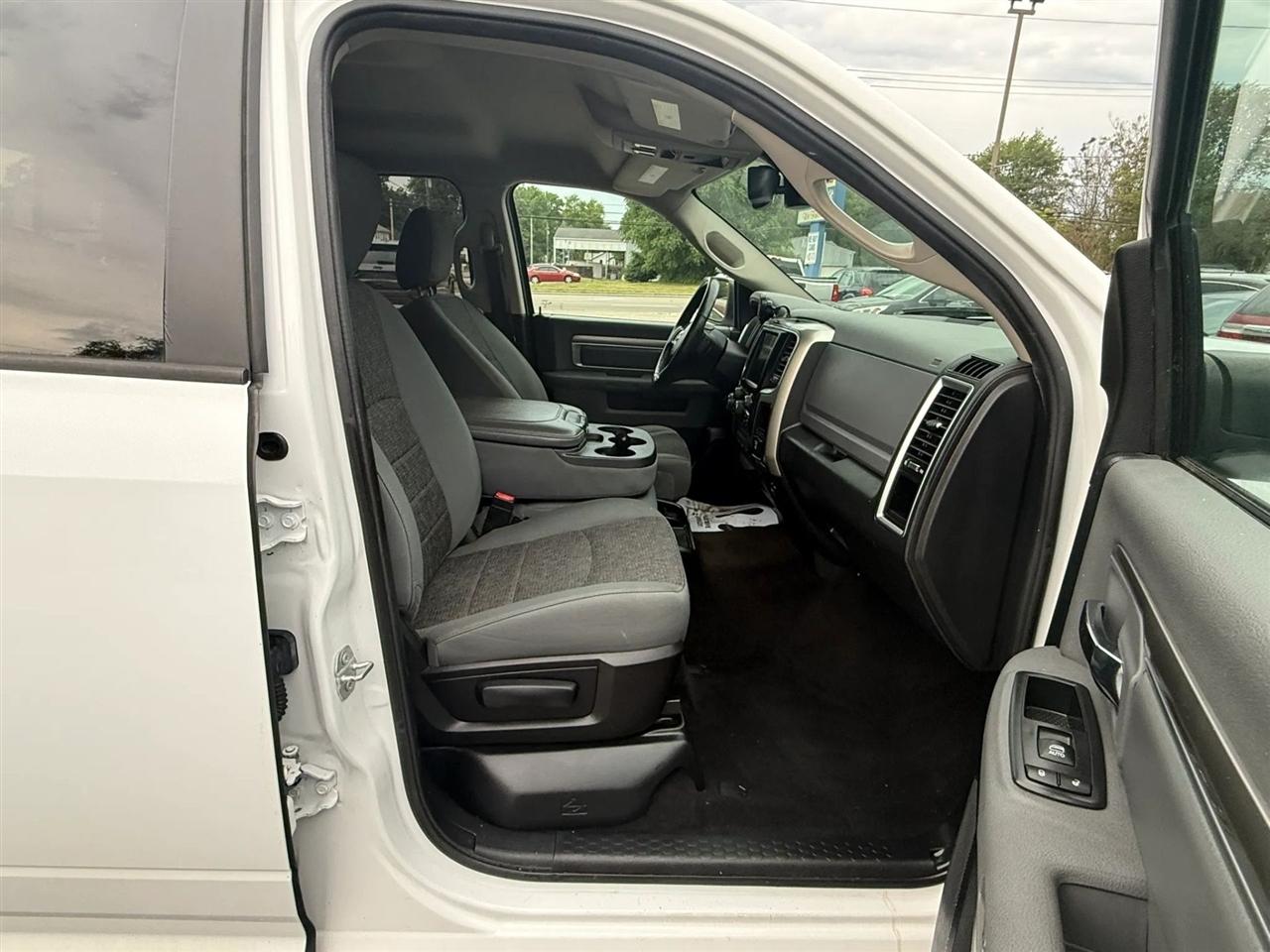 RAM 1500 SLT Crew Cab SWB 4WD 2016