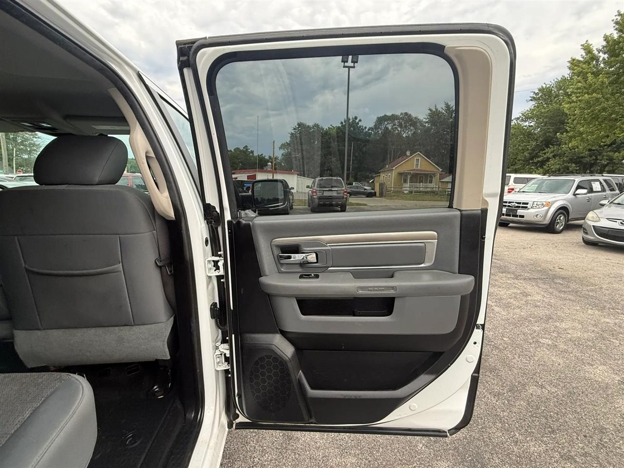 RAM 1500 SLT Crew Cab SWB 4WD 2016