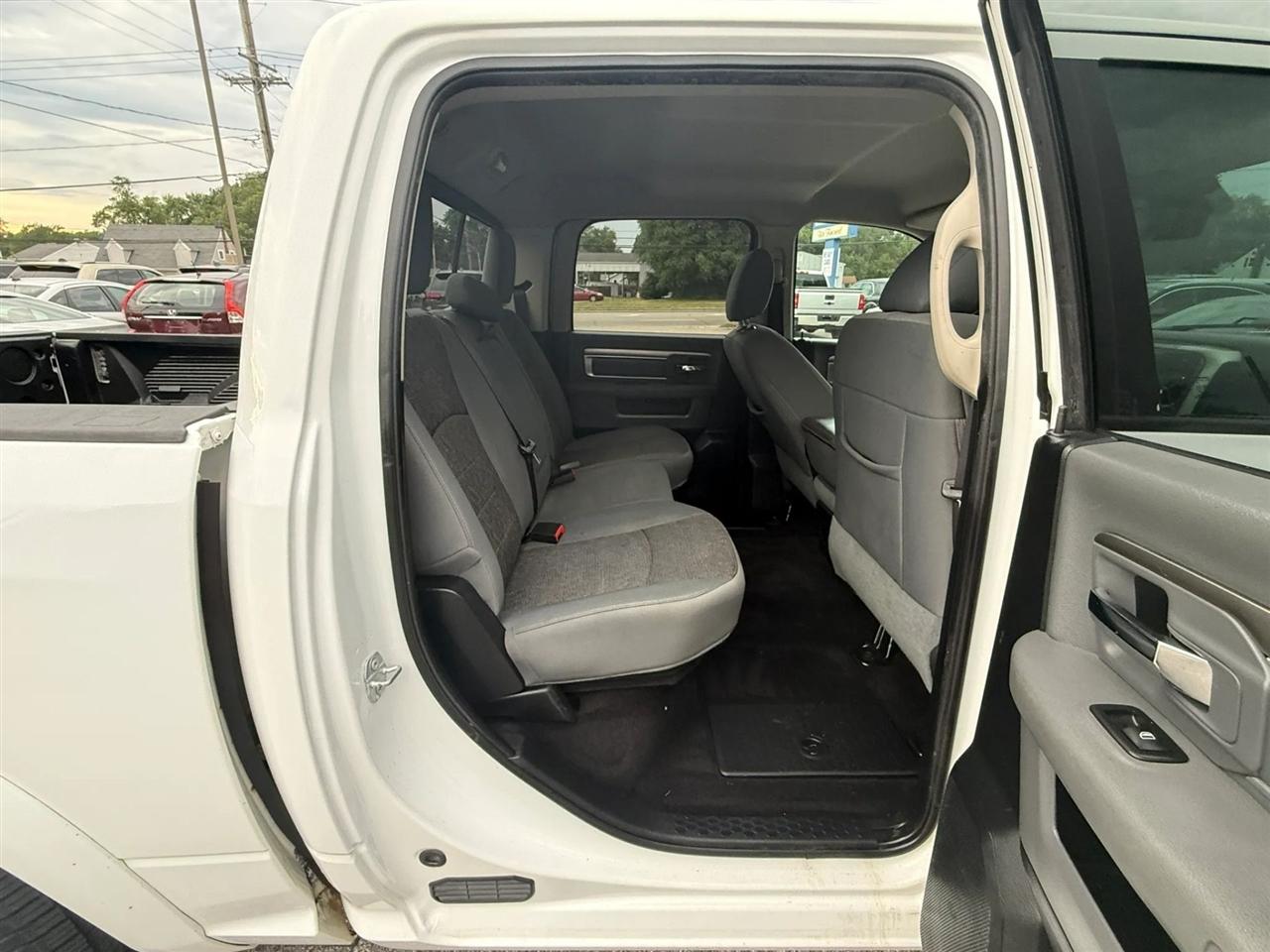 RAM 1500 SLT Crew Cab SWB 4WD 2016