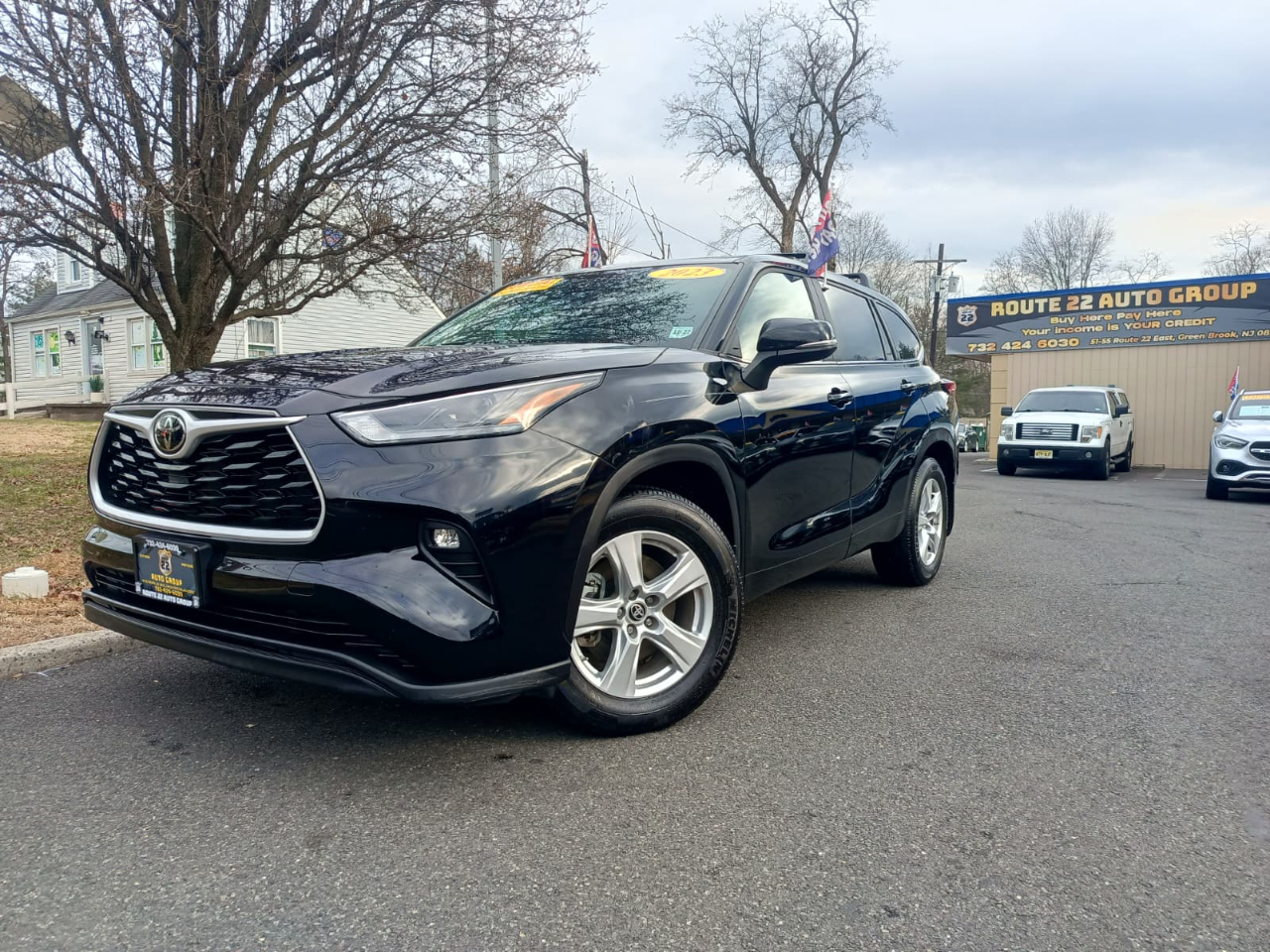 2023 Toyota Highlander LE's photo