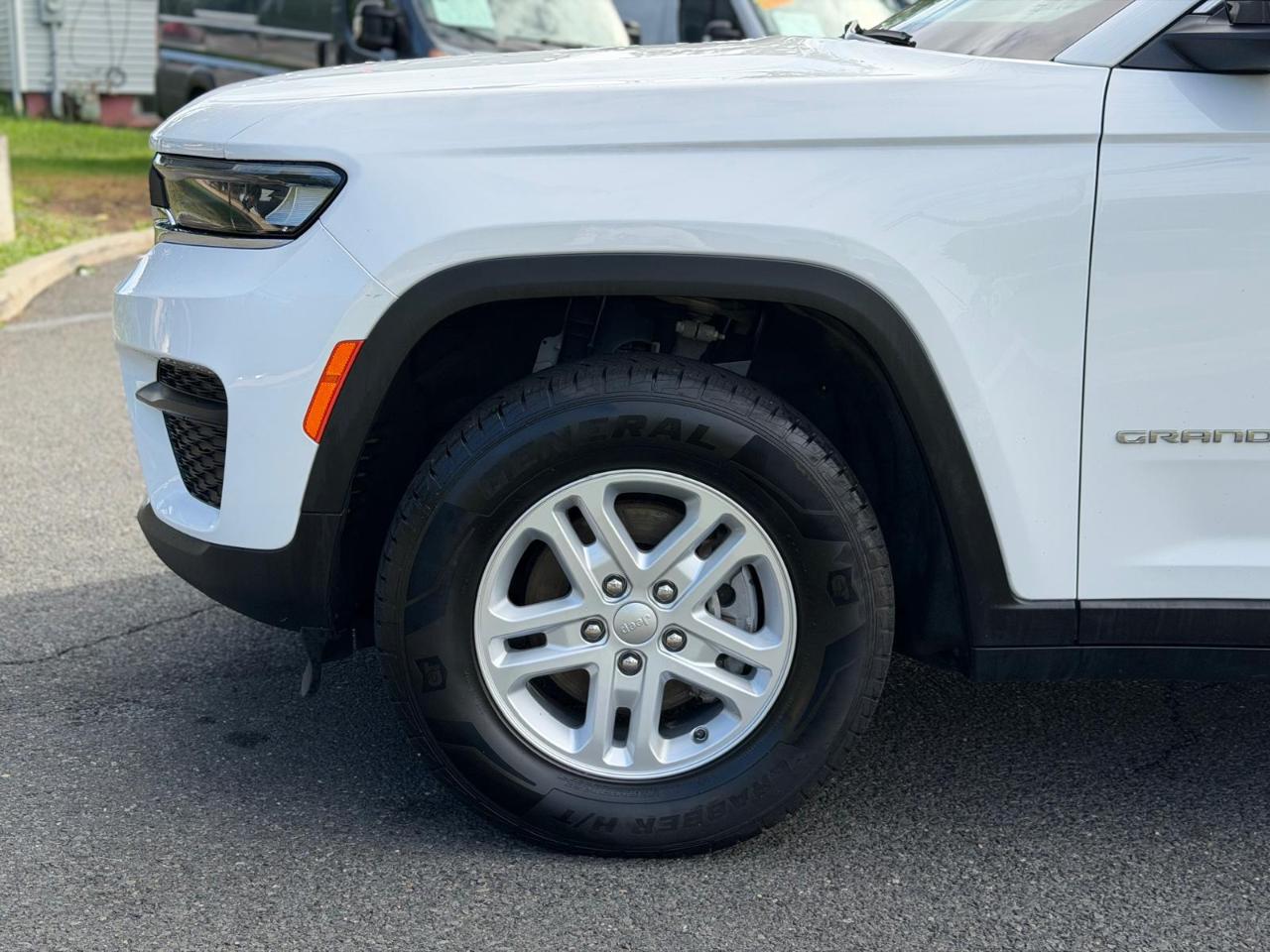 Jeep Grand Cherokee Laredo 4WD 2023