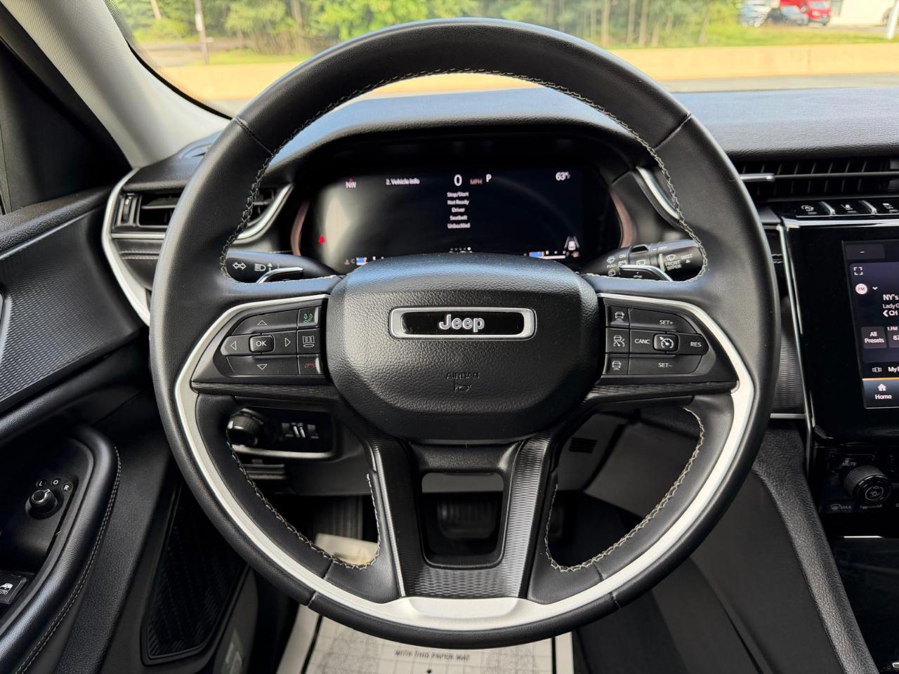 Jeep Grand Cherokee Laredo 4WD 2023