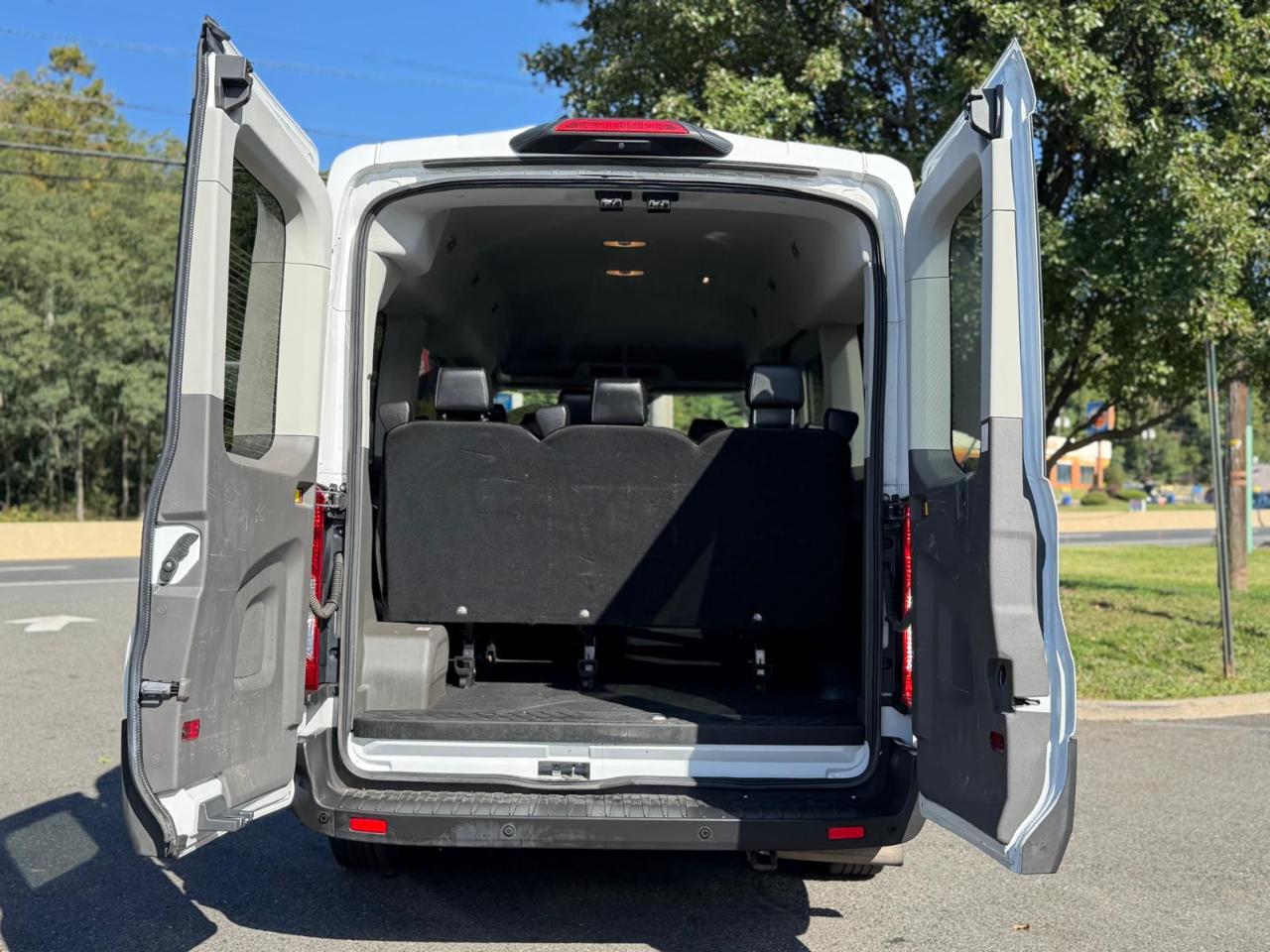 Ford Transit 150 Wagon Med. Roof XL w/Sliding Pass. 130-in. WB 2020