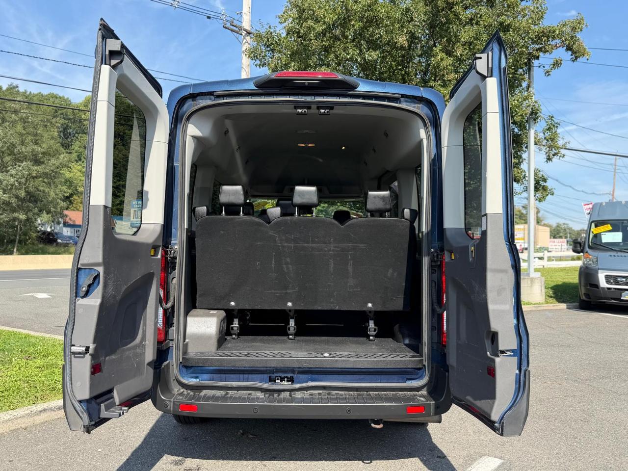 Ford Transit 150 Wagon Med. Roof XL w/Sliding Pass. 130-in. WB 2020