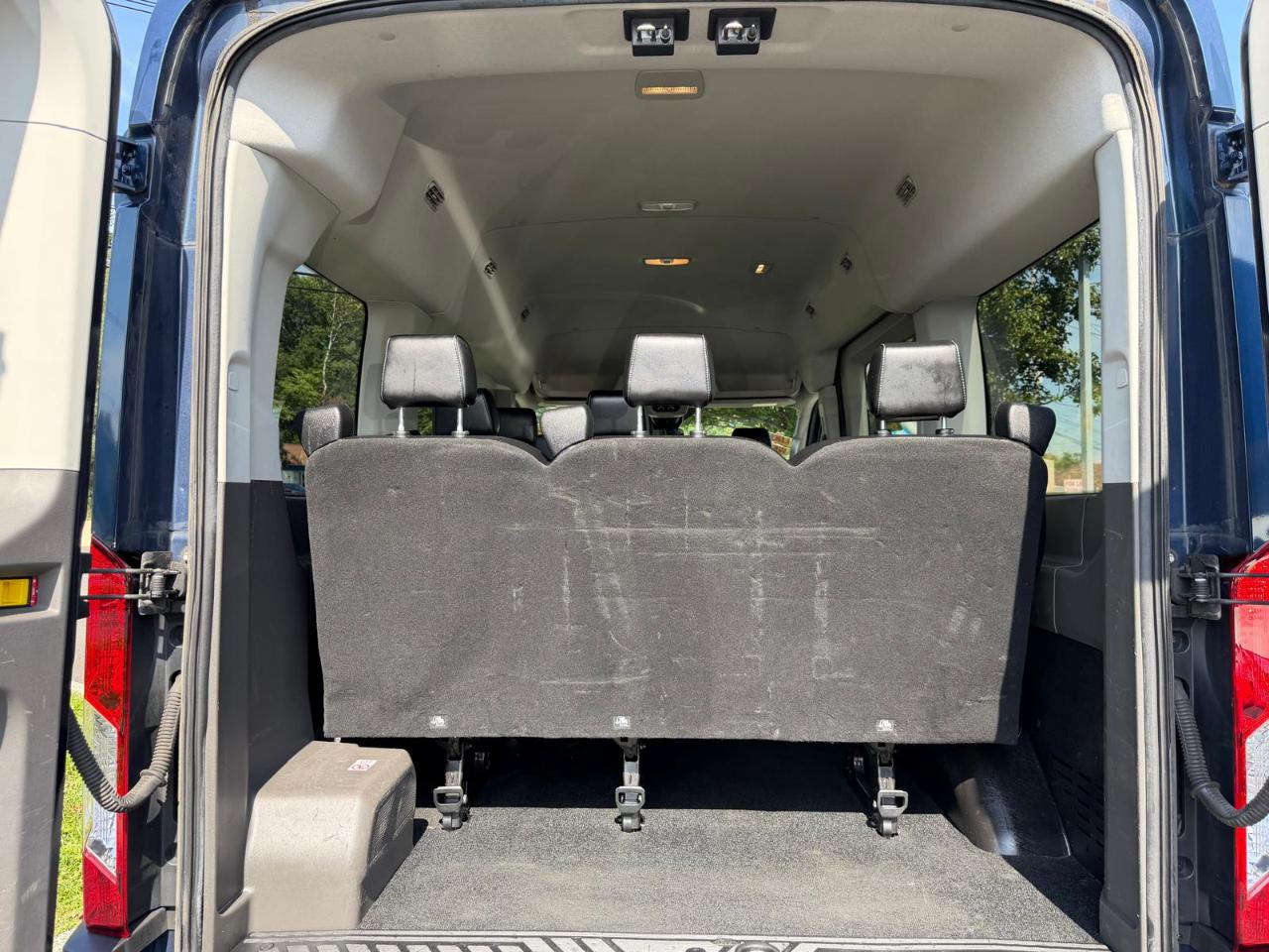 Ford Transit 150 Wagon Med. Roof XL w/Sliding Pass. 130-in. WB 2020