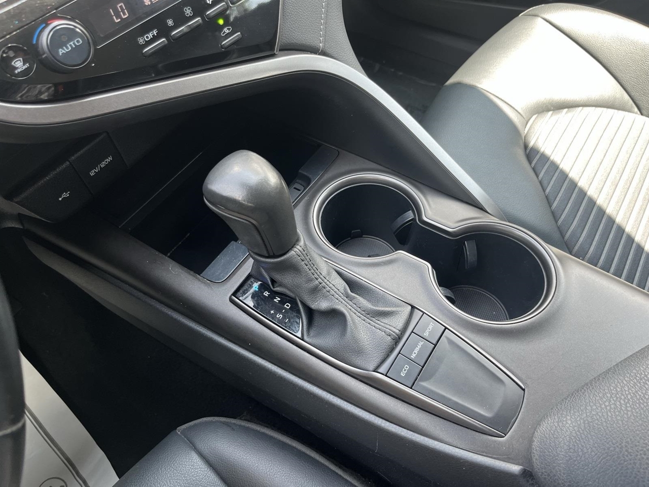 Toyota Camry SE 2023