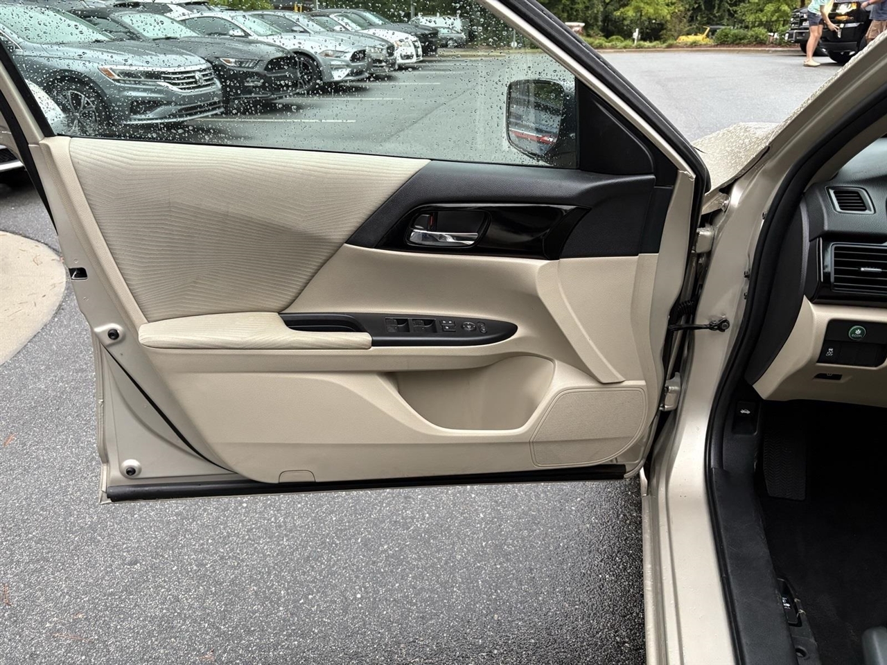 2017 Honda Accord LX photo 12