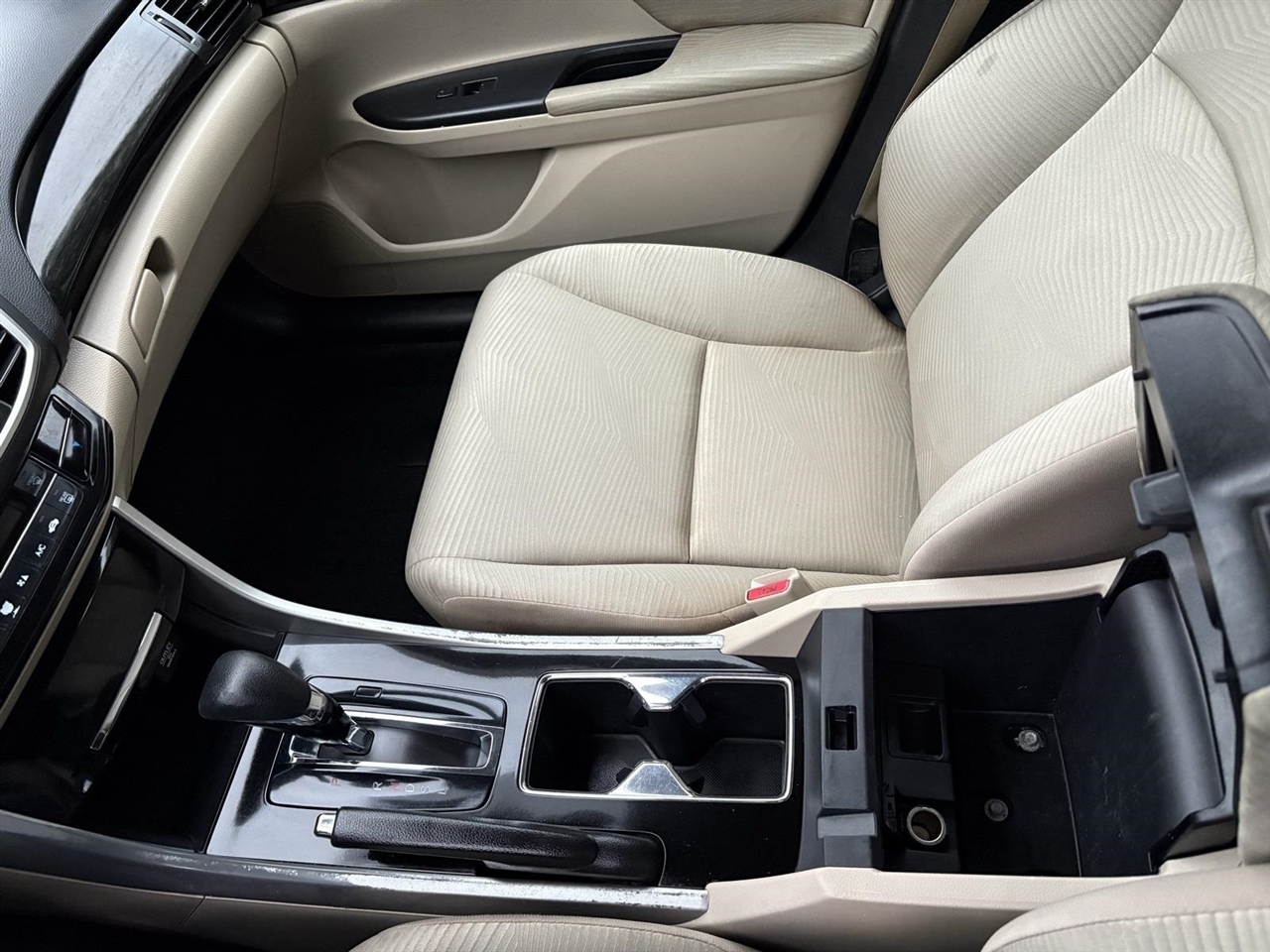 2017 Honda Accord LX photo 30
