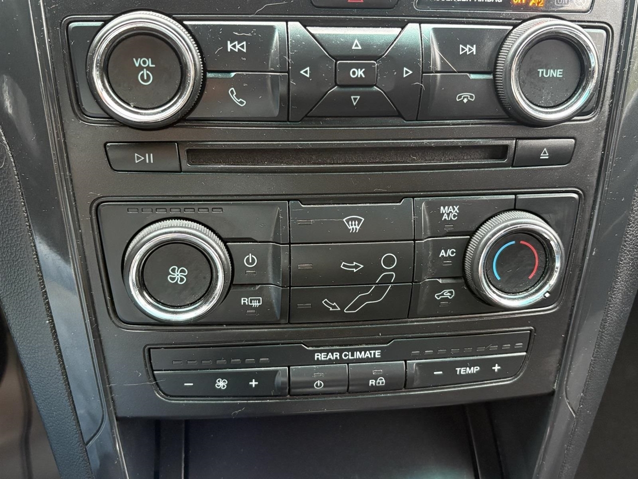 2016 Ford Explorer XLT photo 28