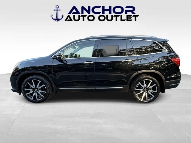 Honda Pilot Touring w/Rear Captain's Chairs 2019