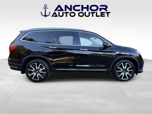 Honda Pilot Touring w/Rear Captain's Chairs 2019