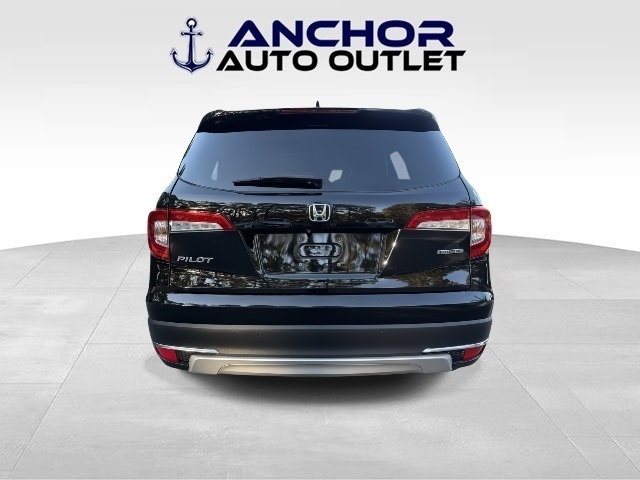 Honda Pilot Touring w/Rear Captain's Chairs 2019