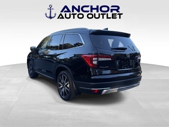 Honda Pilot Touring w/Rear Captain's Chairs 2019
