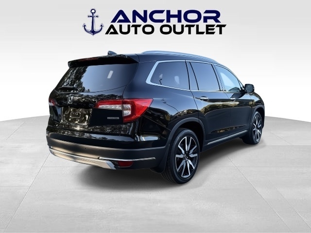Honda Pilot Touring w/Rear Captain's Chairs 2019