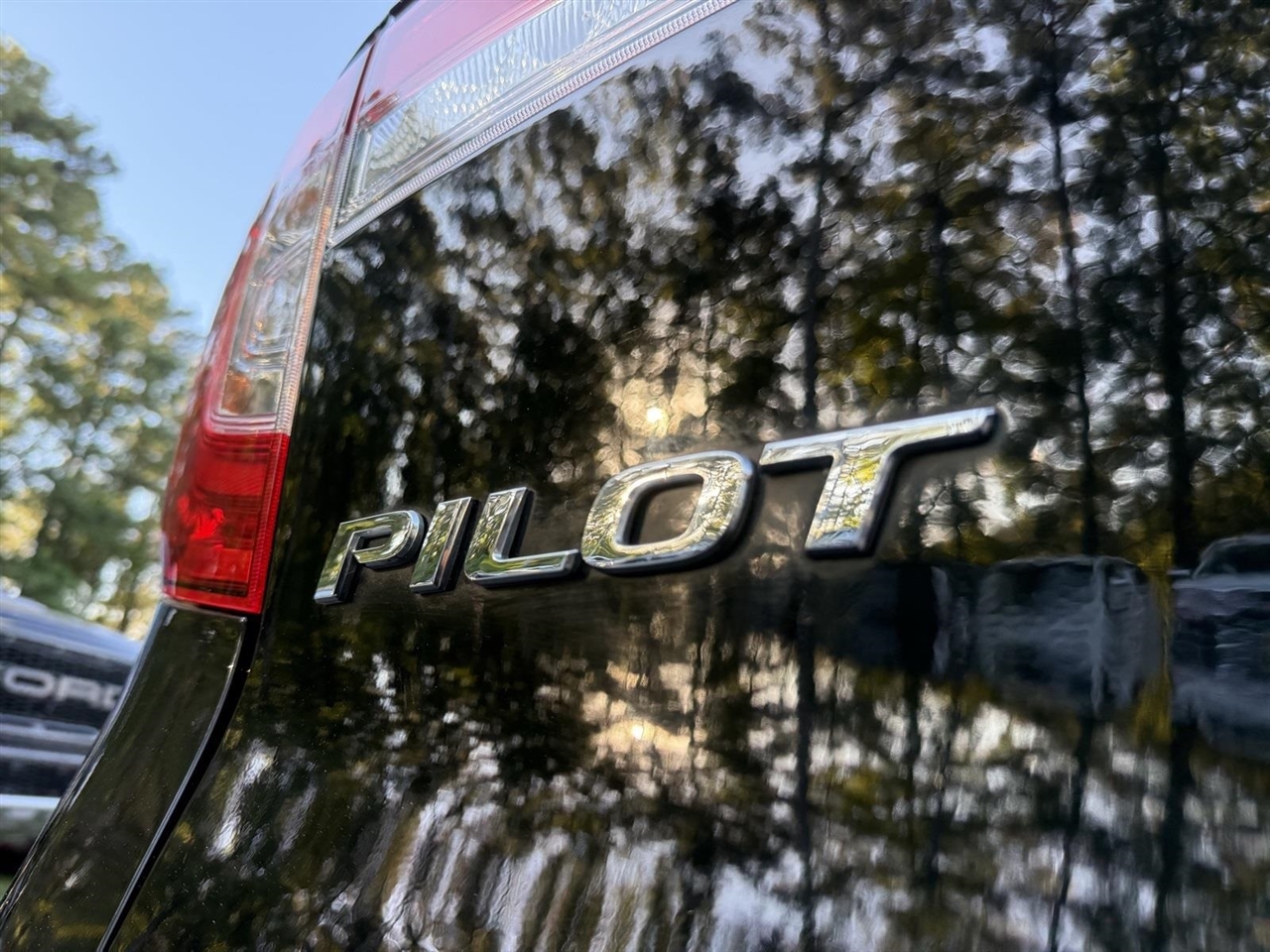 Honda Pilot Touring w/Rear Captain's Chairs 2019