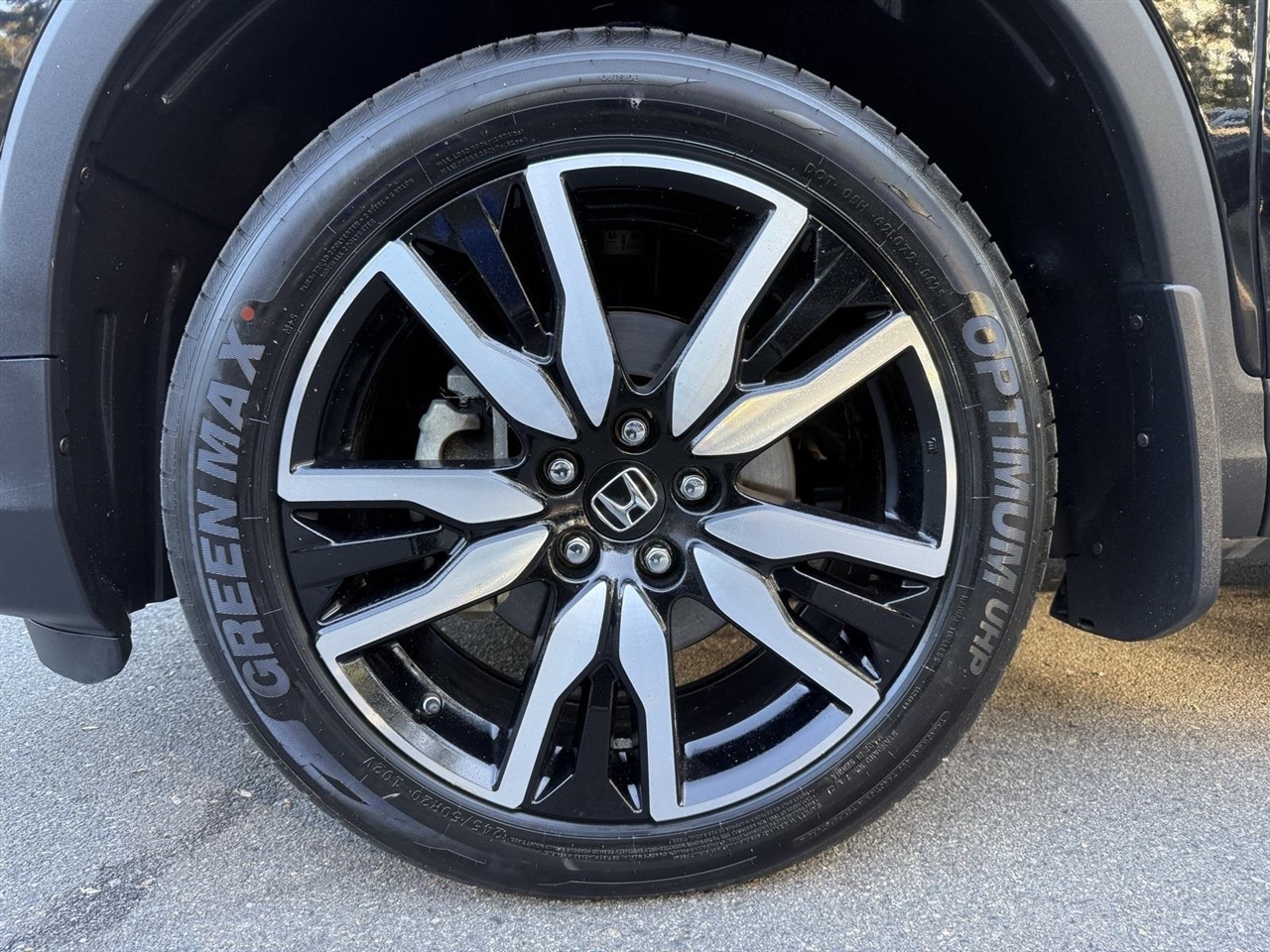 Honda Pilot Touring w/Rear Captain's Chairs 2019