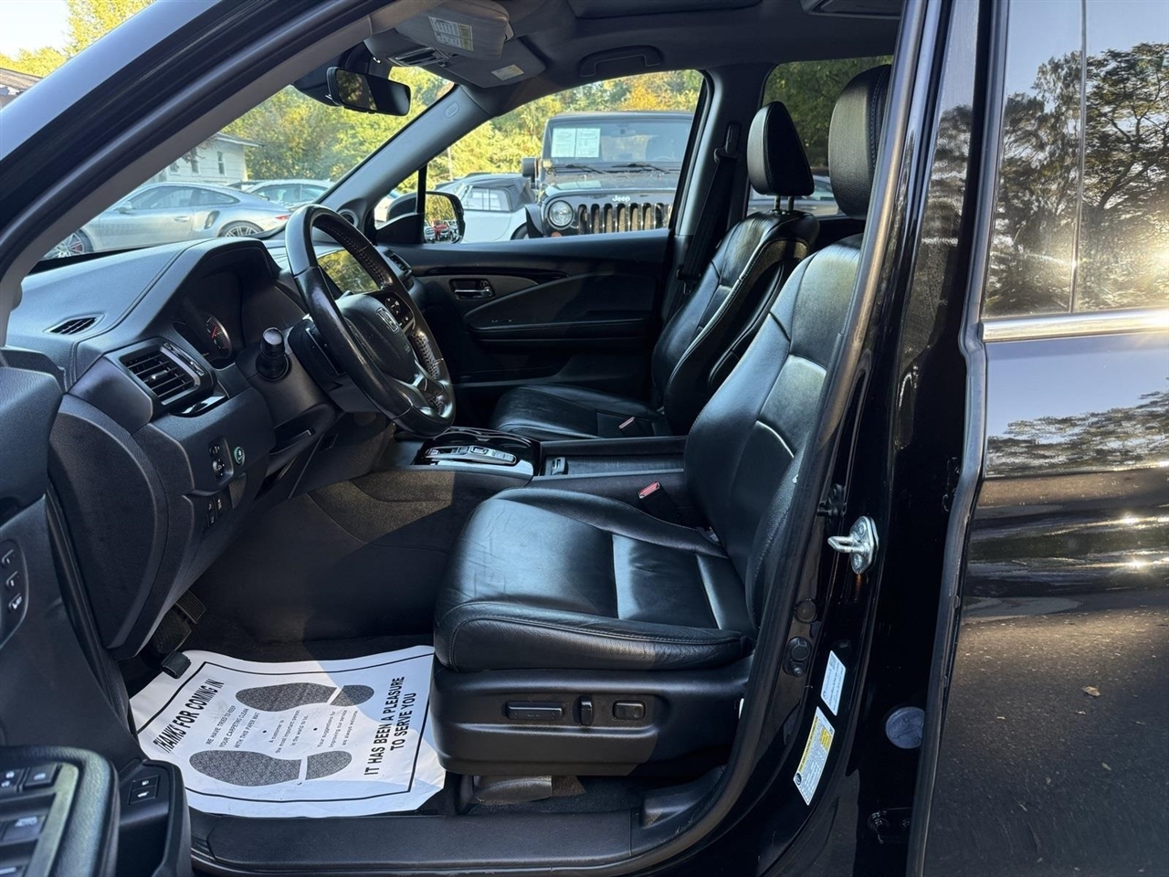 Honda Pilot Touring w/Rear Captain's Chairs 2019