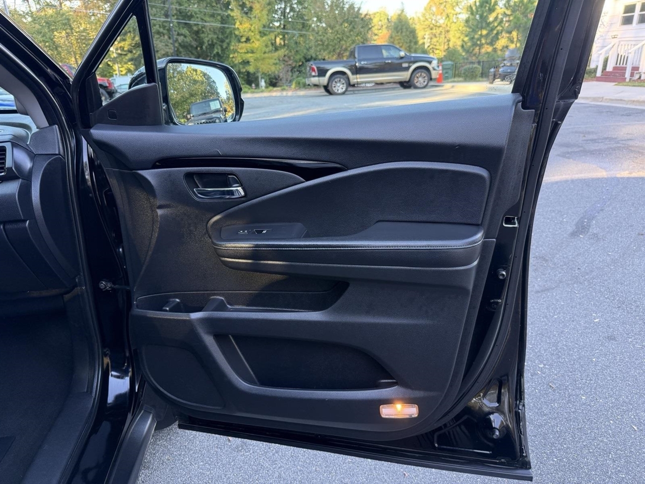Honda Pilot Touring w/Rear Captain's Chairs 2019