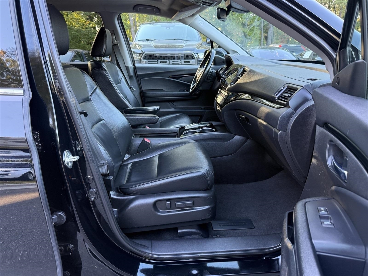 Honda Pilot Touring w/Rear Captain's Chairs 2019