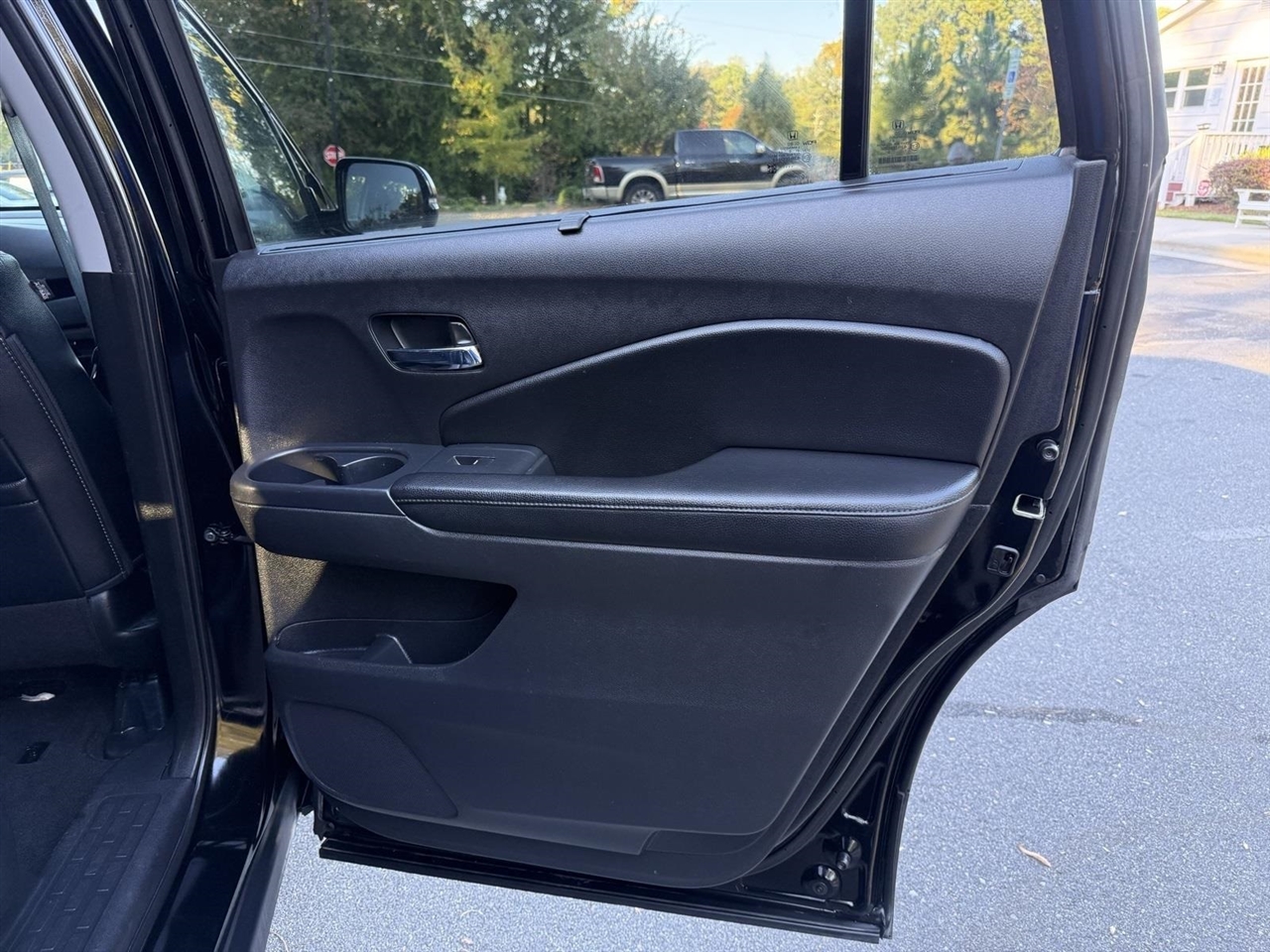 Honda Pilot Touring w/Rear Captain's Chairs 2019