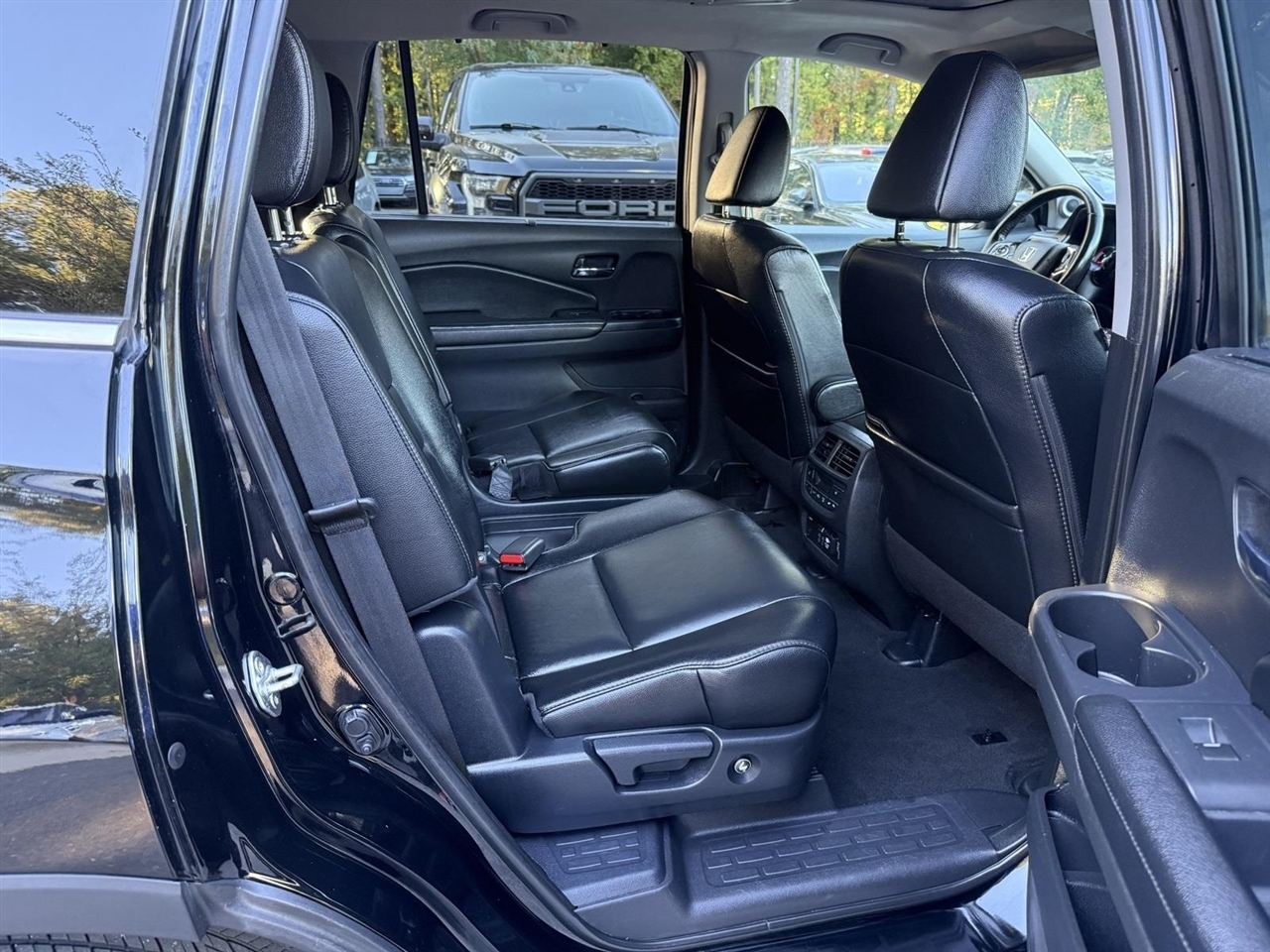 Honda Pilot Touring w/Rear Captain's Chairs 2019