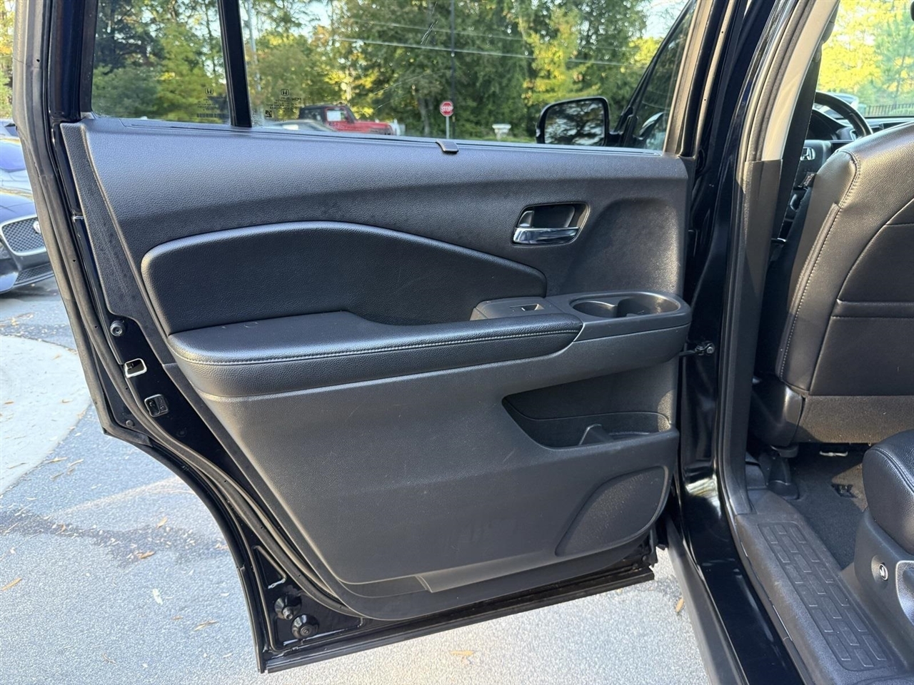 Honda Pilot Touring w/Rear Captain's Chairs 2019