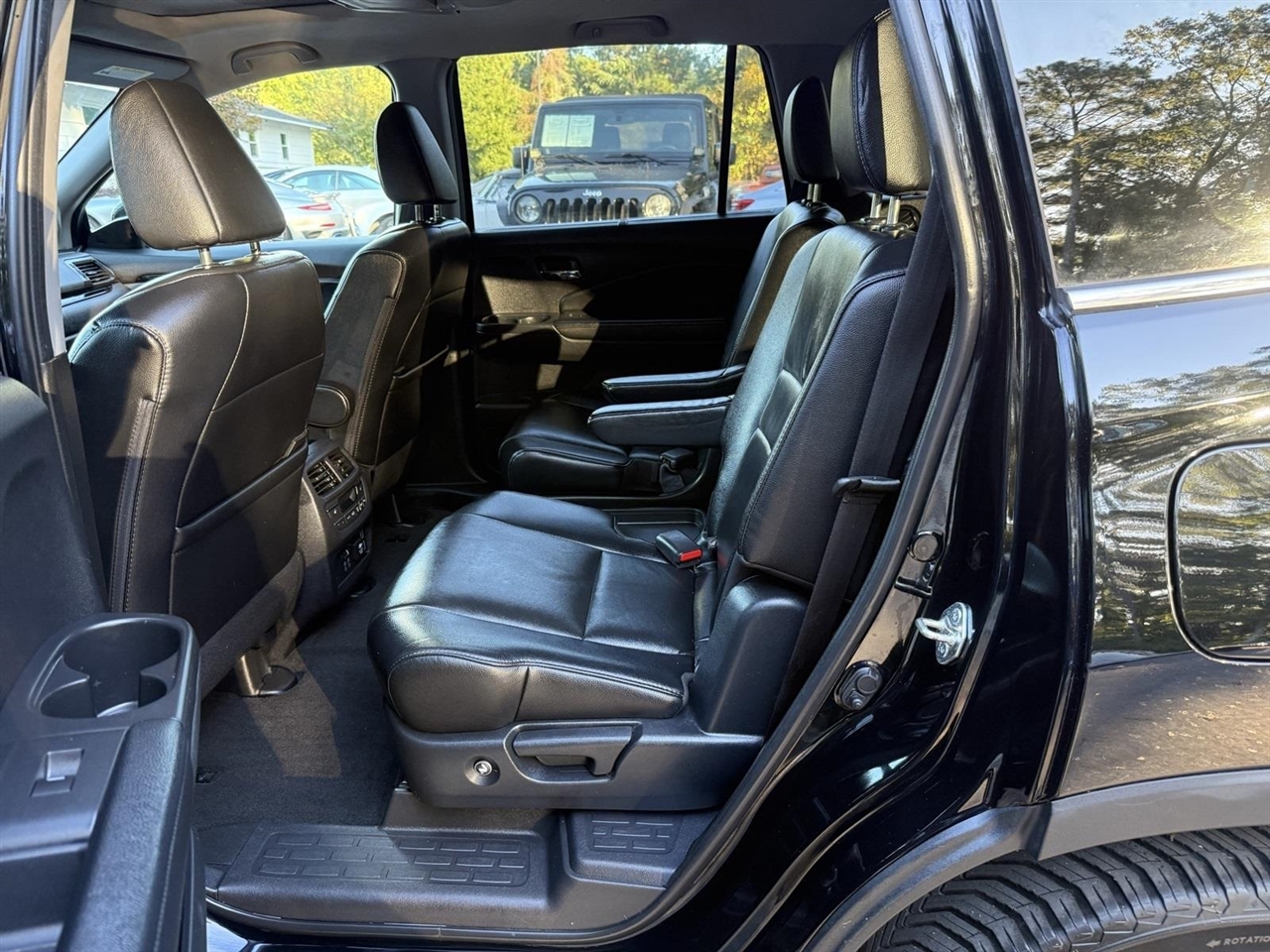Honda Pilot Touring w/Rear Captain's Chairs 2019