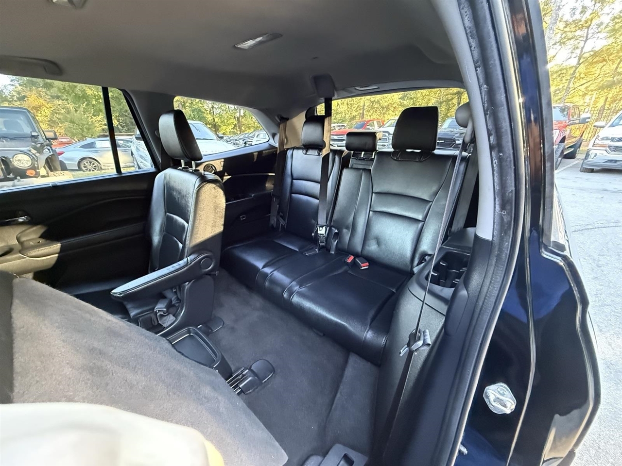 Honda Pilot Touring w/Rear Captain's Chairs 2019