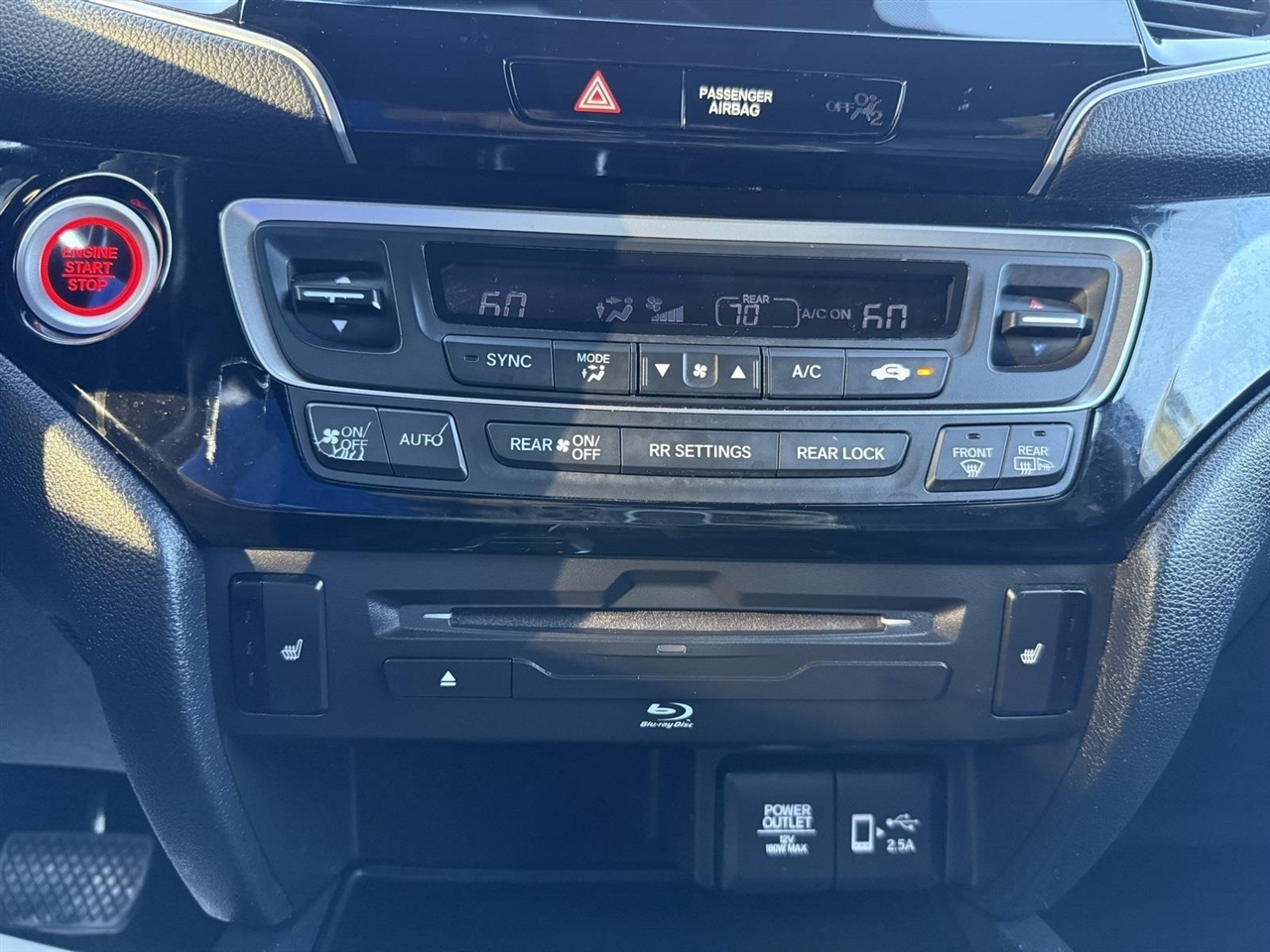 Honda Pilot Touring w/Rear Captain's Chairs 2019