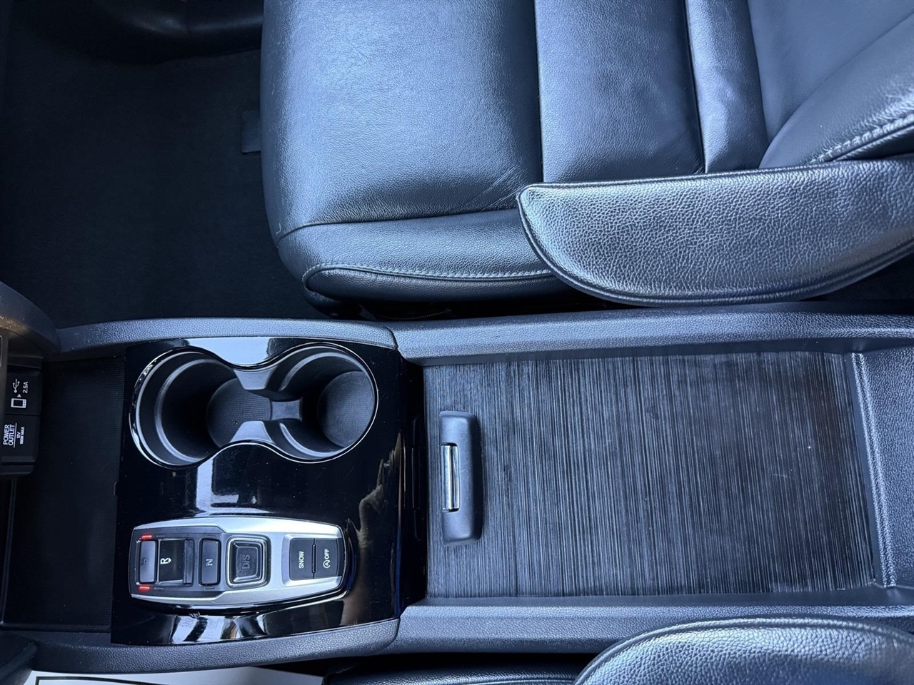 Honda Pilot Touring w/Rear Captain's Chairs 2019