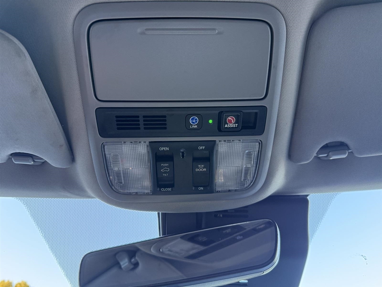 Honda Pilot Touring w/Rear Captain's Chairs 2019