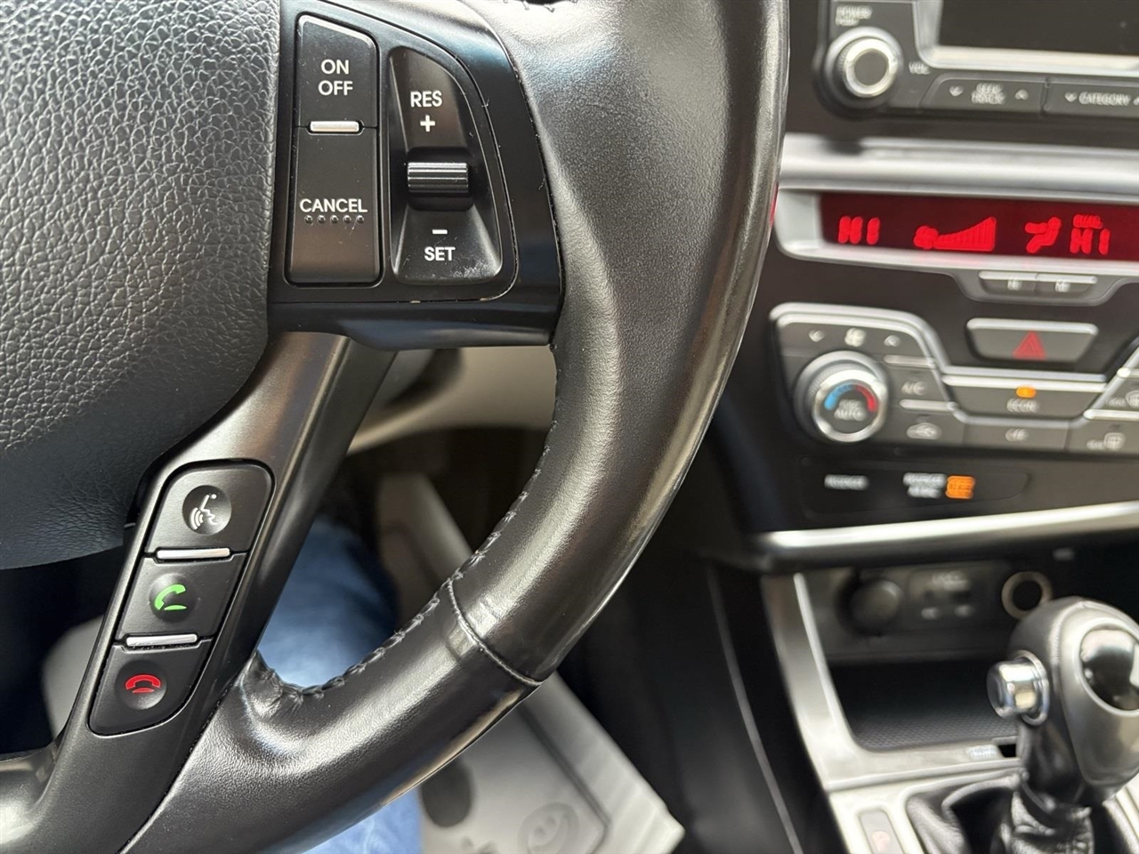 Kia Optima Hybrid Sedan 2011