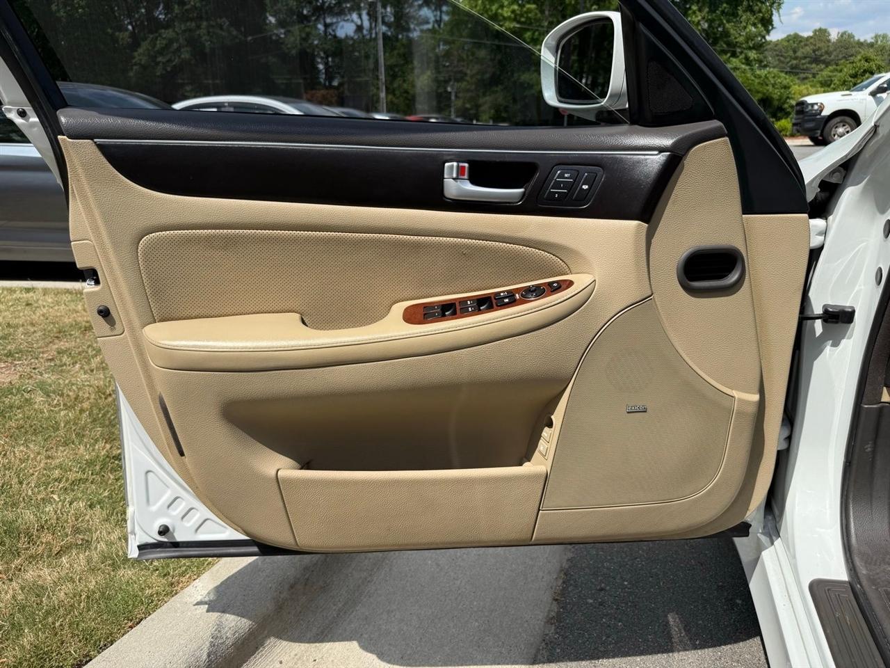 Hyundai Genesis  2012